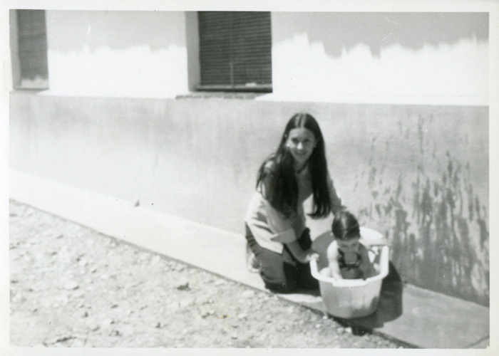 Gelines Robles bañando a Mabel Menéndez en la calle en Barrillos de Curueño
